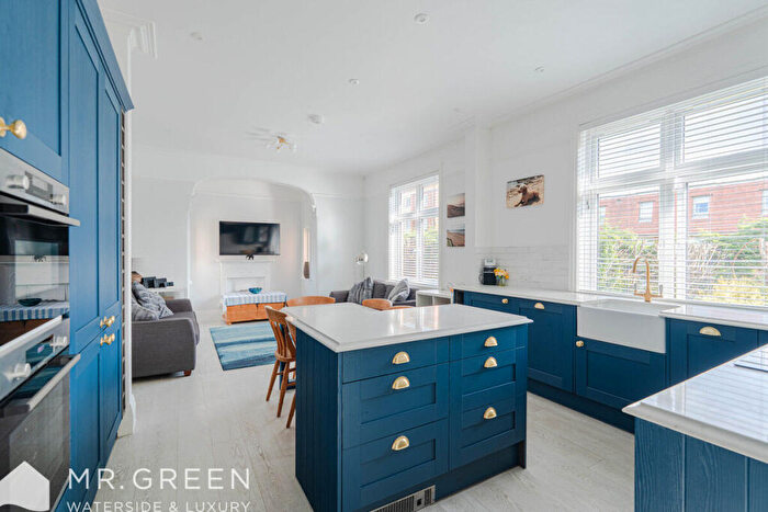 2 Bedroom Flat For Sale In Stourcliffe Avenue, Bournemouth, BH6
