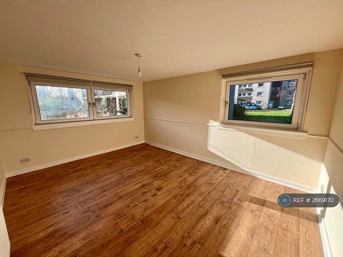 2 Bedroom Flat To Rent In Calder Crescent, Edinburgh, EH11