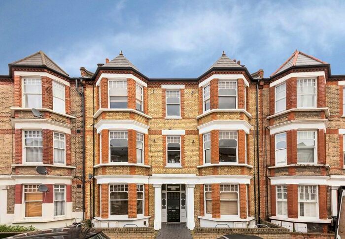 3 Bedroom Flat To Rent In Edgeley Road, London, SW4