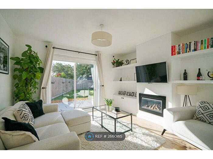 3 Bedroom Semi-Detached House To Rent In Summerfield Close, London Colney, AL2