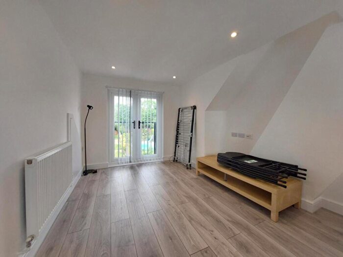 1 Bedroom Apartment To Rent In Dunstan Road, Golders Green, London, NW11