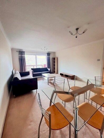 2 Bedroom Flat To Rent In - Holden Road, London, N12