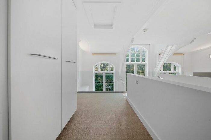 1 Bedroom Flat To Rent In Kingsway Place, Clerkenwell, EC1R