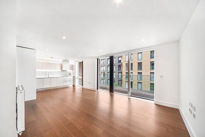 3 Bedroom Flat To Rent In Merlin Court, Tizzard Grove, Greenwich, London, SE3