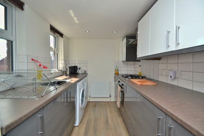 1 Bedroom Flat To Rent In Roundhay Road, Leeds, LS8