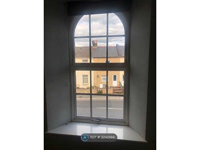 2 Bedroom Flat To Rent In Queen Street, Newton Abbot, TQ12