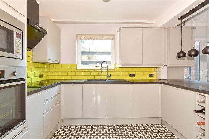 4 Bedroom Semi-detached House For Sale In Fleet Road, Rochester, Kent, ME1