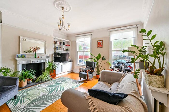 3 Bedroom Flat For Sale In Lansdowne Drive, Hackney, London, E8