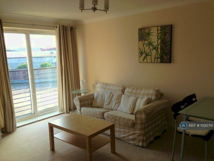 2 Bedroom Flat To Rent In Buffers Lane, Leatherhead, KT22