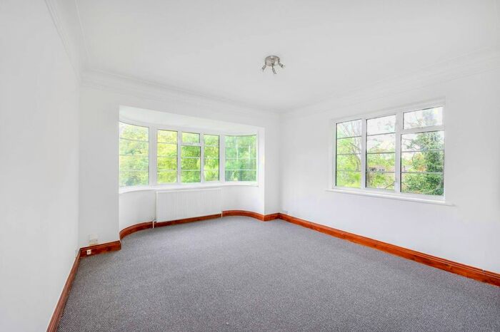 3 Bedroom Flat To Rent In Hanger Lane, Ealing, London, W5