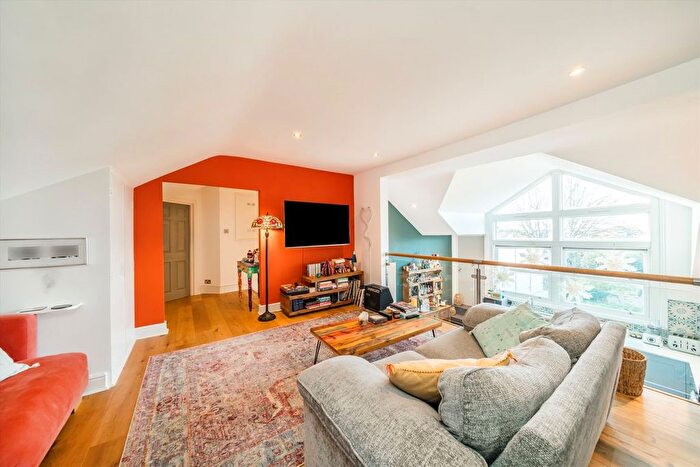 2 Bedroom Flat To Rent In Trinity Road, Tooting, SW17