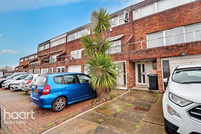 6 Bedroom Town House For Sale In Gun Hill Place, Basildon, SS16