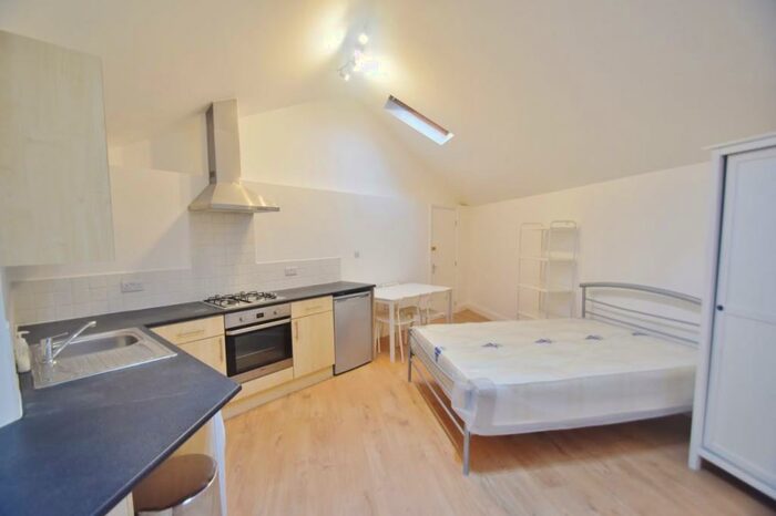 Flat To Rent In Golders Green Crescent, Golders Green, NW11