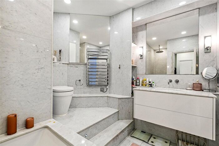 2 Bedroom Flat For Sale In Swan Court, Chelsea Manor Street, London, SW3