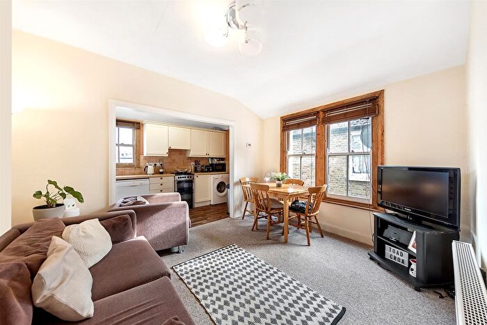3 Bedroom Flat To Rent In Cato Road, SW4