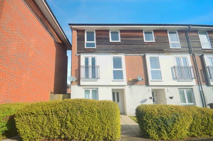 5 Bedroom End Of Terrace House To Rent In Meadow Way, Caversham, RG4