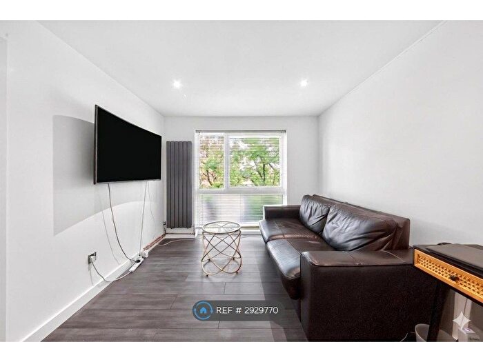 1 Bedroom Flat To Rent In Poplar Grove, London, N11
