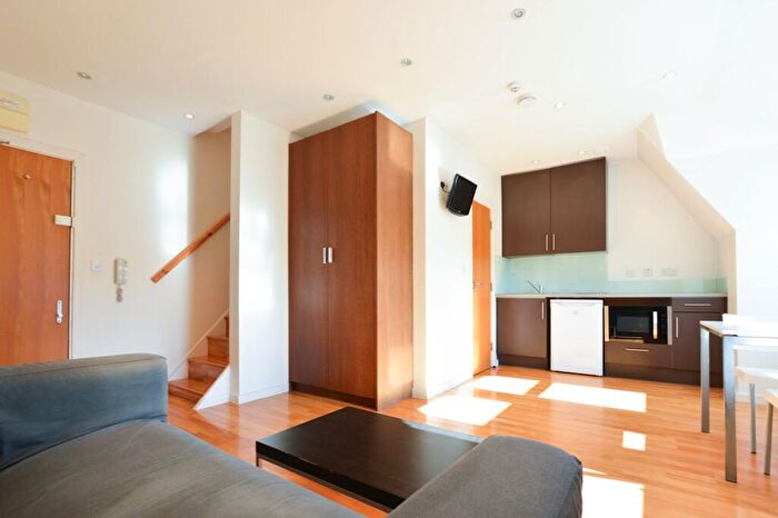 1 Bedroom Apartment To Rent In Flat, Kings Avenue, Muswell Hill, N10
