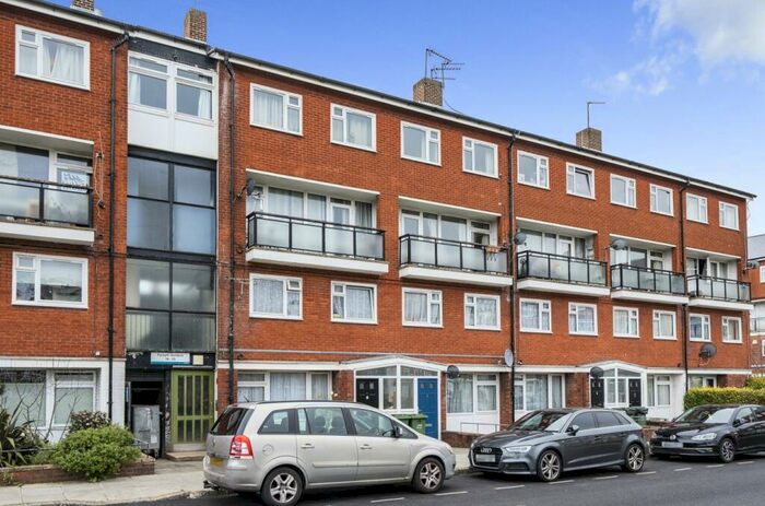 3 Bedroom Maisonette To Rent In Forsyth Gardens London, SE17