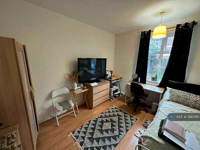 3 Bedroom Flat To Rent In Weston Court, Kingston, KT1