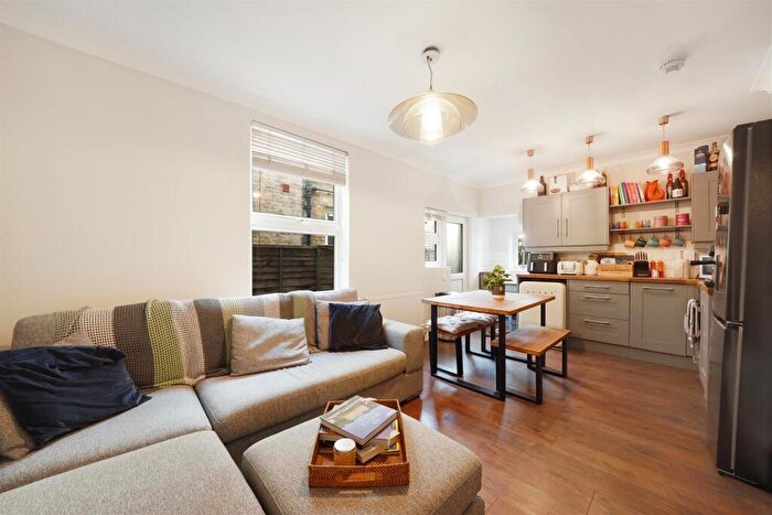 2 Bedroom Flat For Sale In Pattenden Road, London, SE6