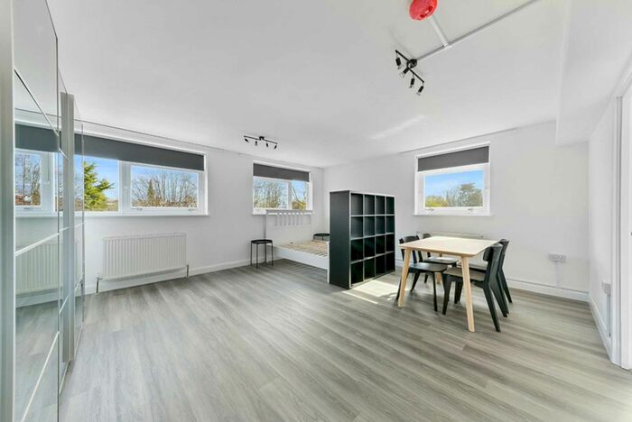Studio To Rent In West Park, Ealing Broadway, W5