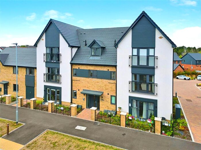 2 Bedroom Apartment For Sale In Buckler Ride, Crowthorne, Berkshire, RG45