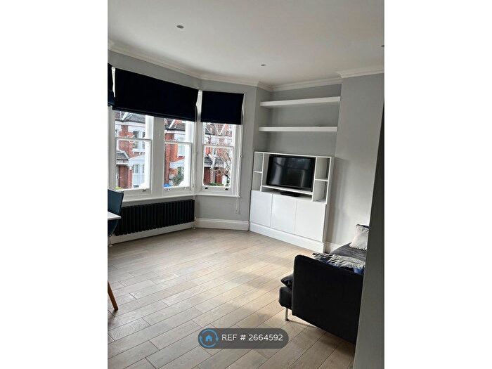 3 Bedroom Flat To Rent In Wyneham Road, London, SE24