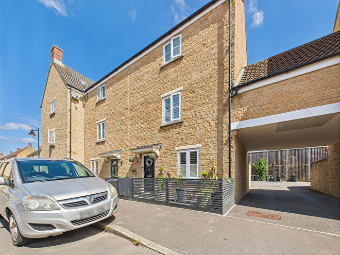 4 Bedroom Town House For Sale In Linnet Road, Calne, SN11