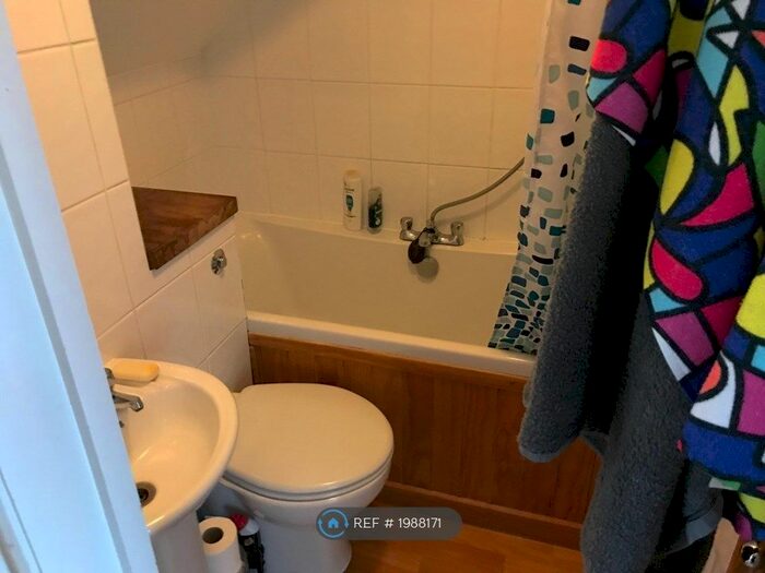 1 Bedroom Flat To Rent In A Taylor Close, Hampton Hill, TW12