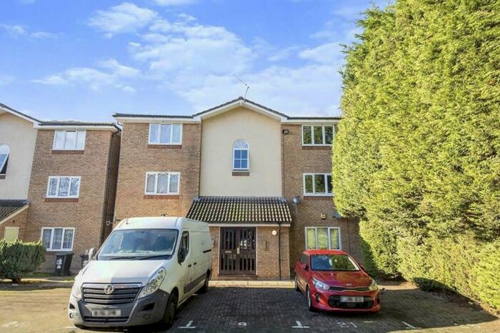 2 Bedroom Flat To Rent In Turnberry Court, Watford, WD19