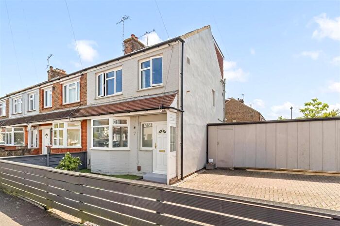 4 Bedroom End Of Terrace House For Sale In Chancton View Road, Worthing, BN11