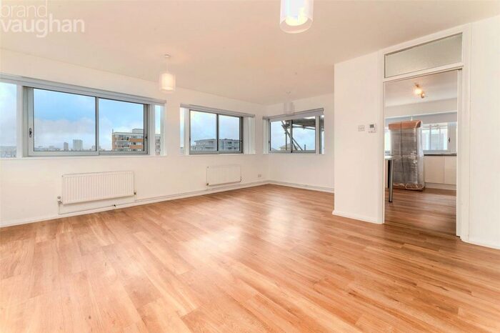 2 Bedroom Flat To Rent In Victoria Court, Grand Avenue, Hove, East Sussex, BN3