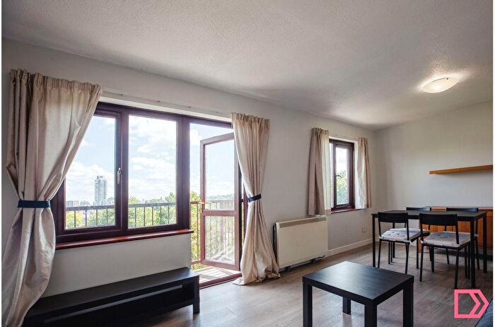 2 Bedroom Flat To Rent In Leigh Court, Lewisham Way, London, SE4