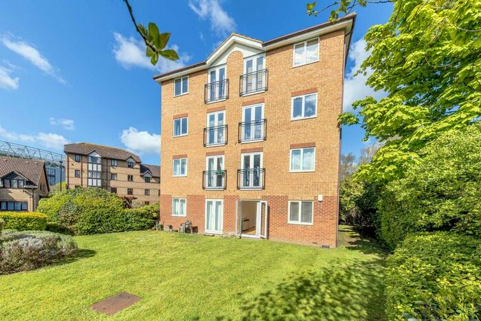 1 Bedroom Flat To Rent In Varsity Drive, Twickenham, TW1