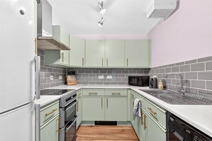 1 Bedroom Apartment For Sale In Crowthorne Road, Bracknell, Berkshire, RG12