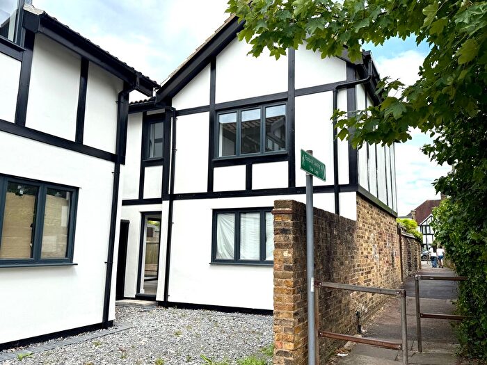 2 Bedroom Detached House To Rent In Queens Avenue, London, N3