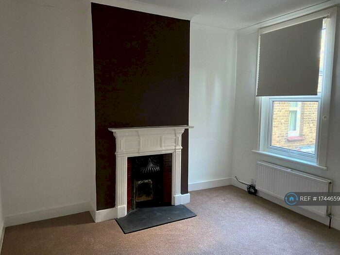 3 Bedroom Flat To Rent In Enfield, Enfield, EN1