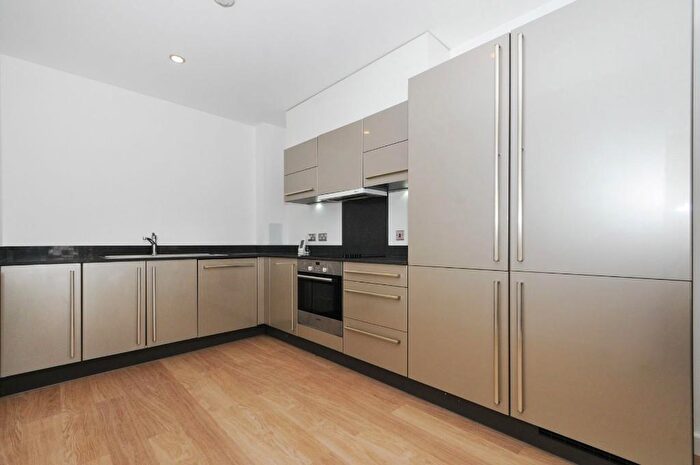 3 Bedroom Apartment To Rent In Ross Way, London, E14