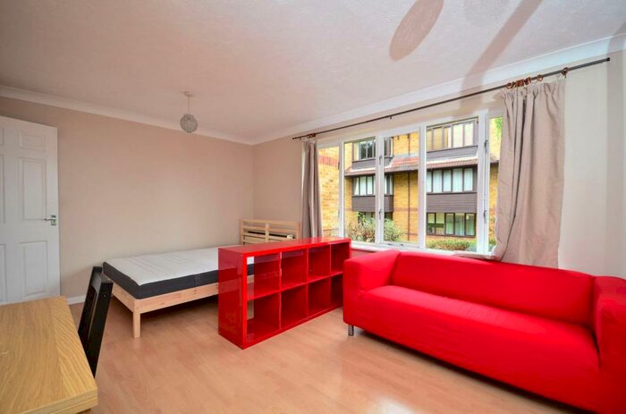 Studio To Rent In Linwood Close, Camberwell, London, SE5