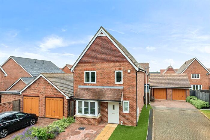 3 Bedroom Detached House For Sale In Readwin Crescent, Wokingham, Berkshire, RG40