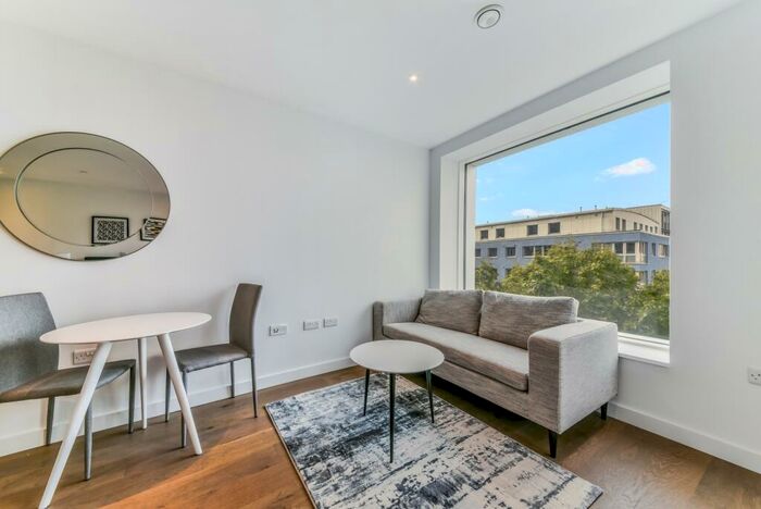 Flat To Rent In Deacon Street, Elephant & Castle, London, SE17