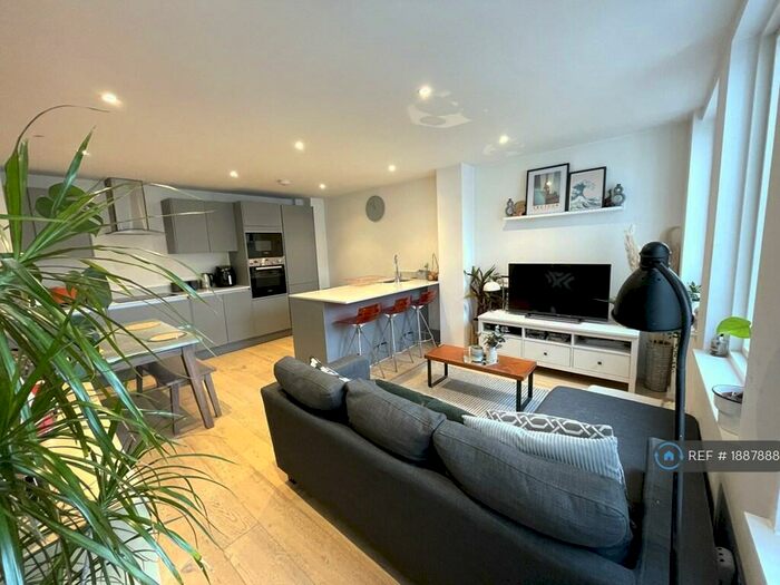 2 Bedroom Flat To Rent In Decimal Court, Purley, CR8