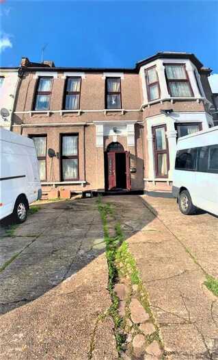 2 Bedroom Flat To Rent In The Drive, Ilford, IG1