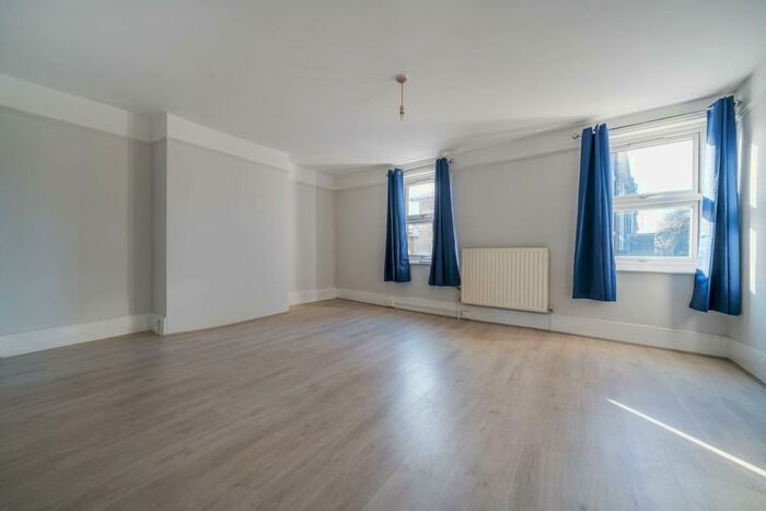 3 Bedroom Maisonette To Rent In Brandram Road, Lewisham, London, SE13