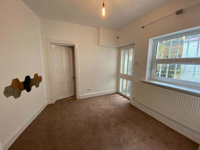 2 Bedroom Flat To Rent In Colinton Road, Bruntsfield, Edinburgh, EH10