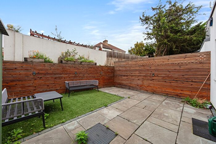 1 Bedroom Flat For Sale In Waterside, Crayford, Dartford, DA1