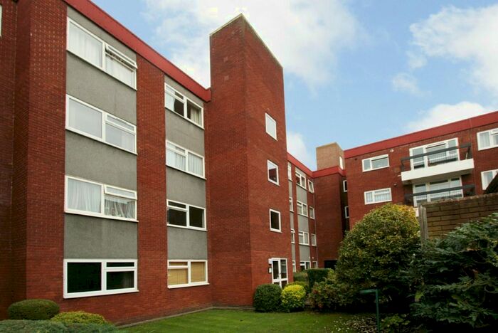 2 Bedroom Flat To Rent In Grange Gardens, London, N14