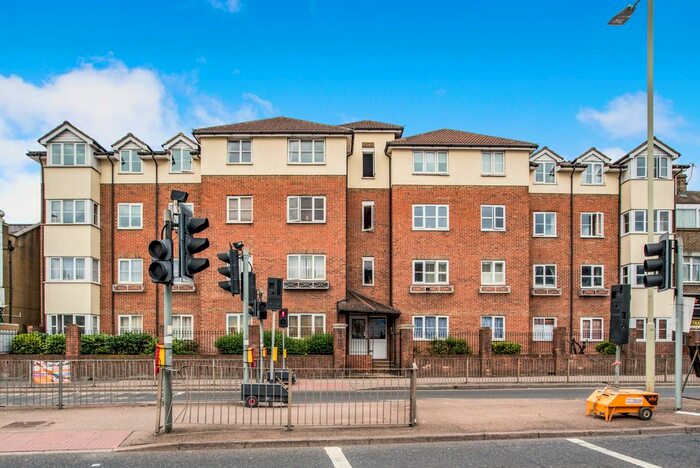 2 Bedroom Flat To Rent In Gladesmere Court, Watford, WD24