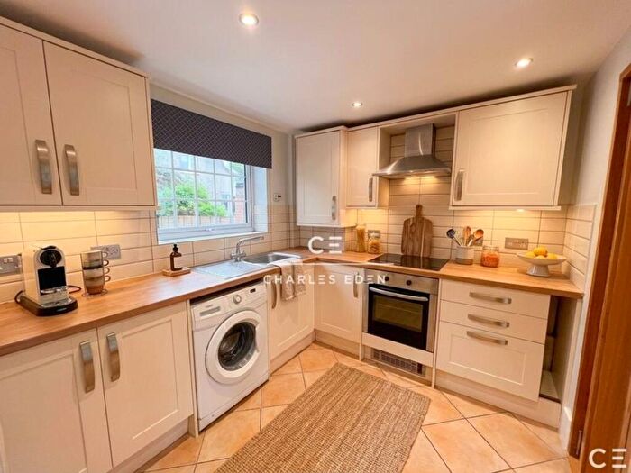 2 Bedroom Flat To Rent In Oakwood Avenue, Fairline Court, BR3